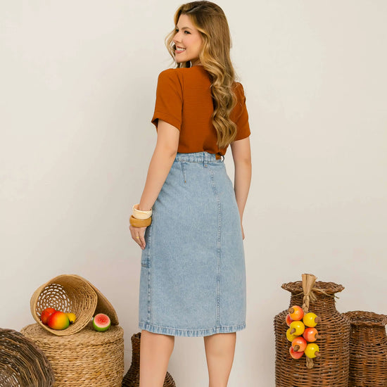 Saia Laís – Jeans Marmorizado Utilitário com Elegância 