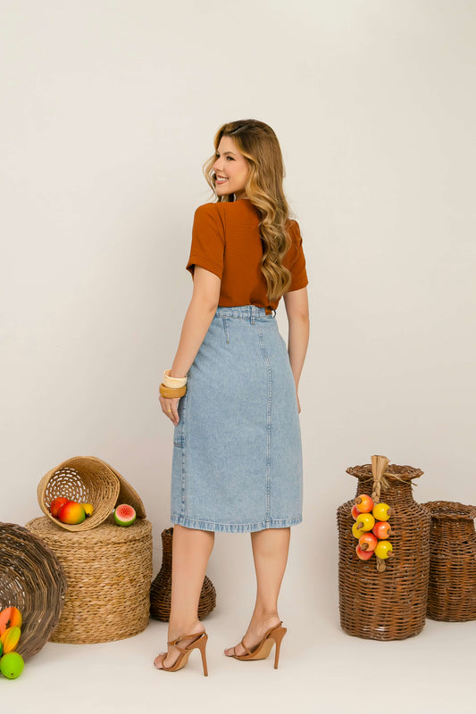 Saia Laís – Jeans Marmorizado Utilitário com Elegância