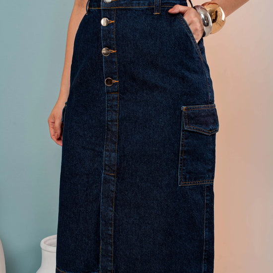 Saia Ana Cargo Maxi Midi Escura – Saia Jeans com Bolsos Laterais e Botões Frontais 