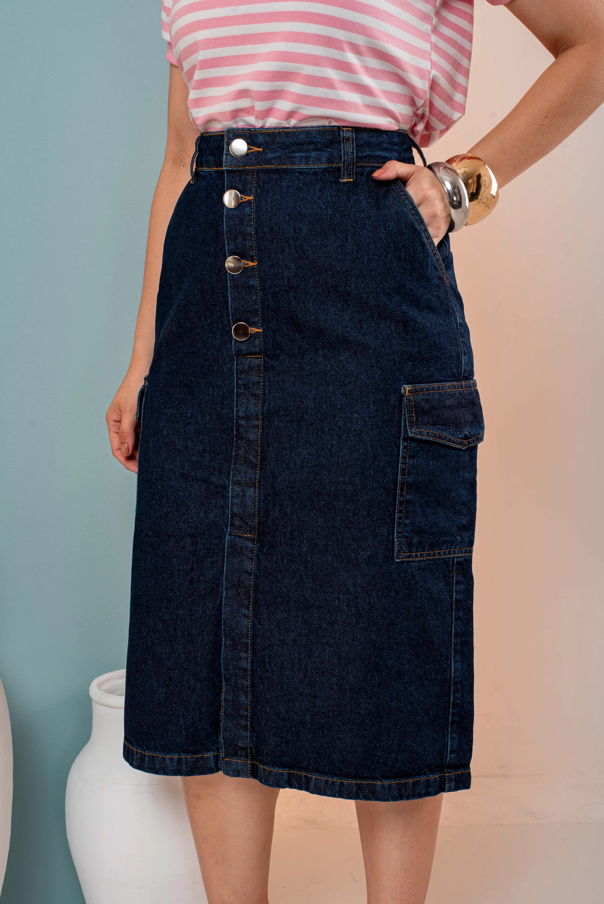 Saia Ana Cargo Maxi Midi Escura – Saia Jeans com Bolsos Laterais e Botões Frontais 