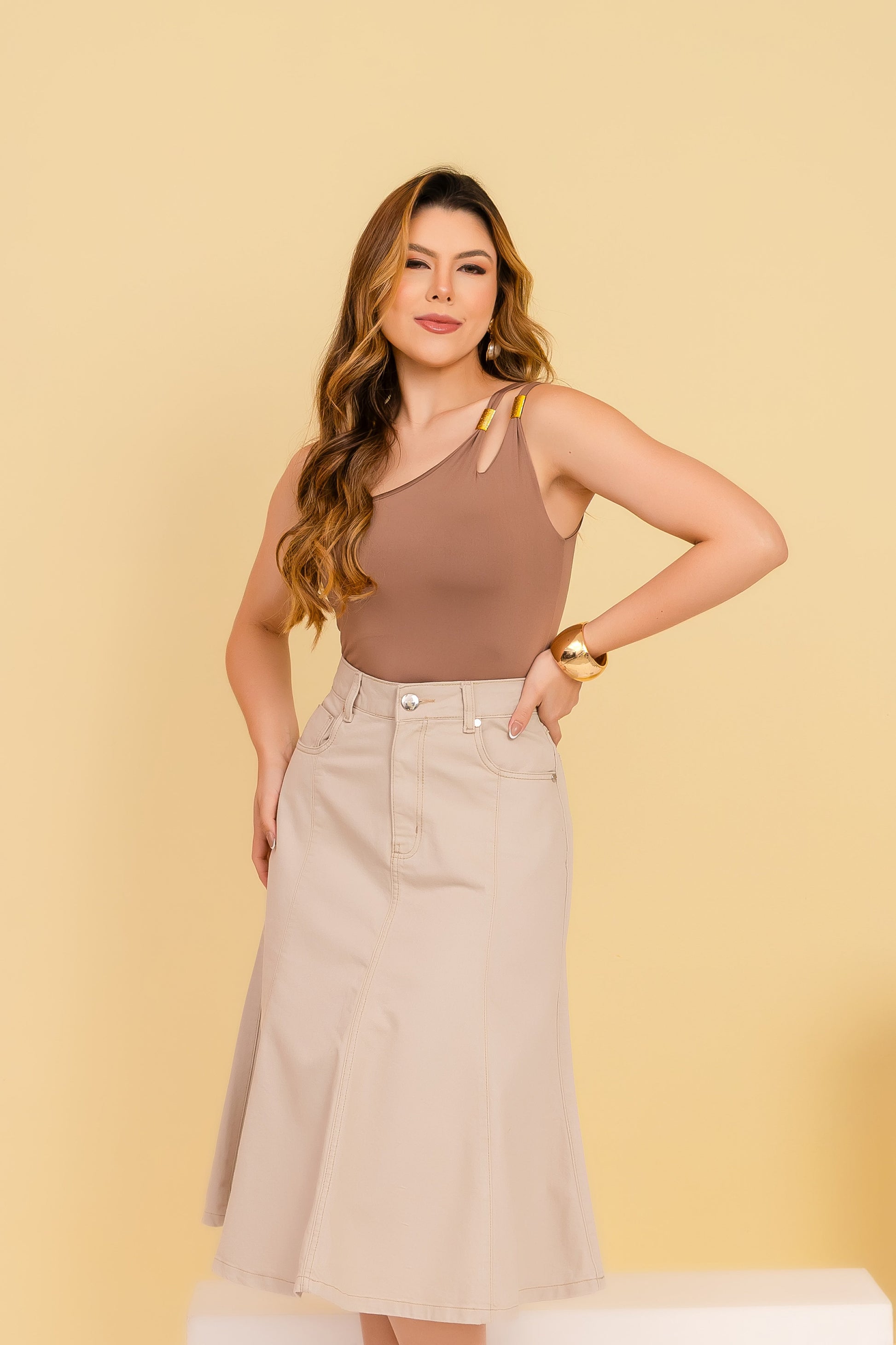 Saia Sofia Bege – Saia Midi em Brim com Modelagem Sereia e Bolsos 