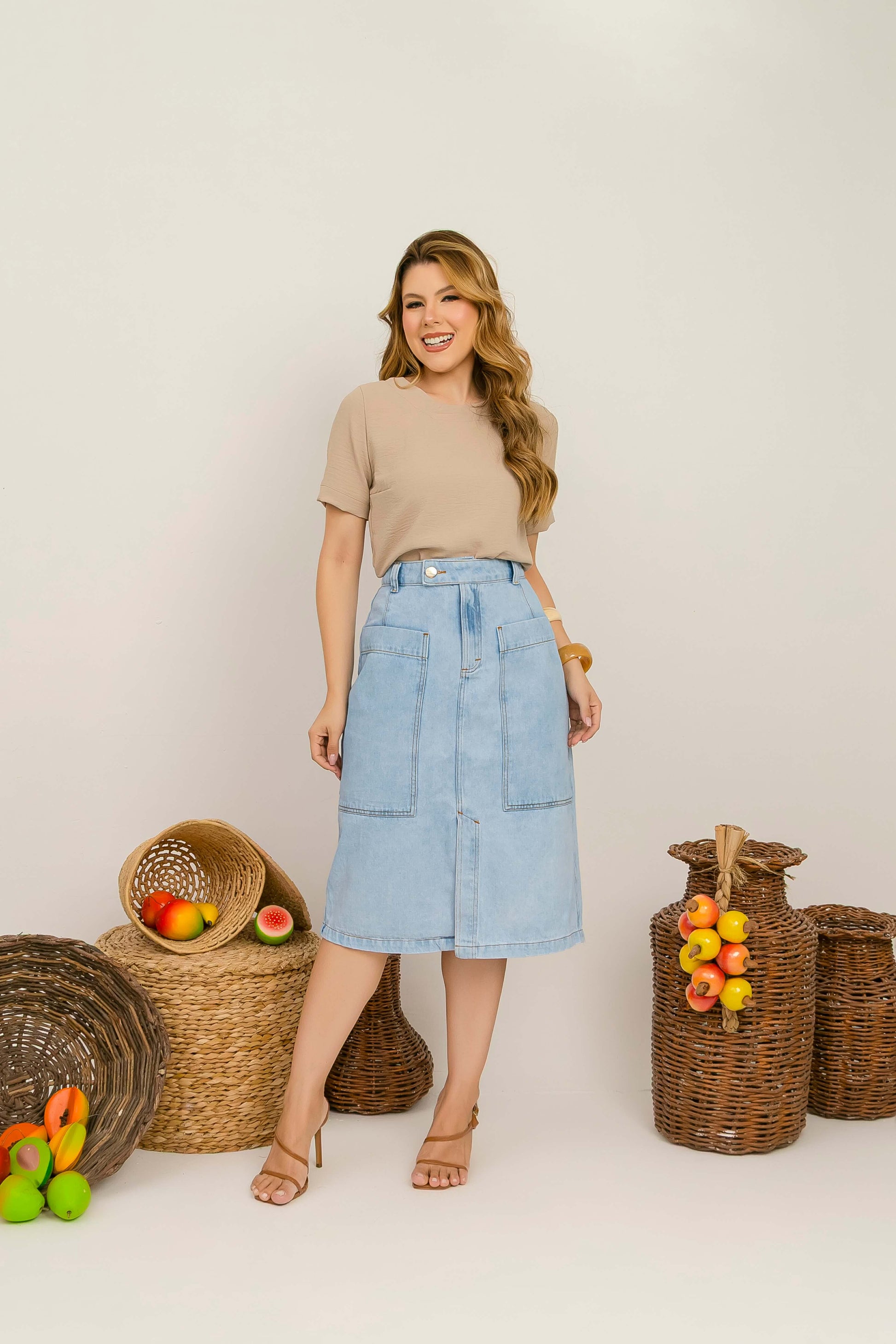 Saia Laís Jeans Midi – Saia Reta com Bolsos Utilitários e Abertura Frontal 