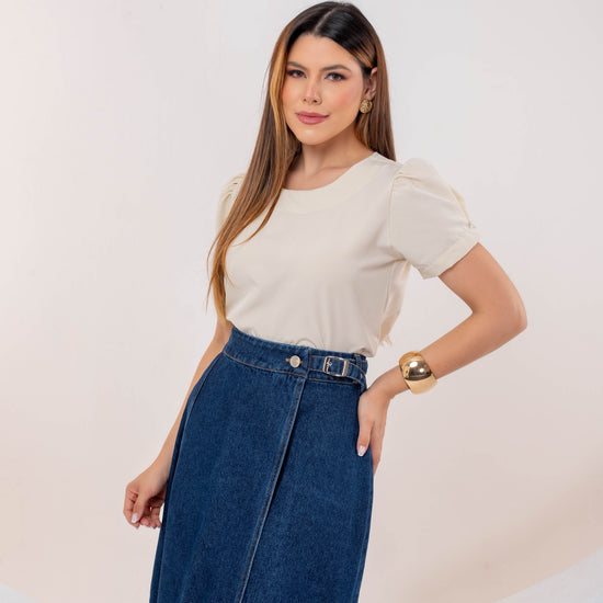Saia Letícia Jeans Escuro – Saia Transpassada Midi com Fivela e Modelagem Evasê 