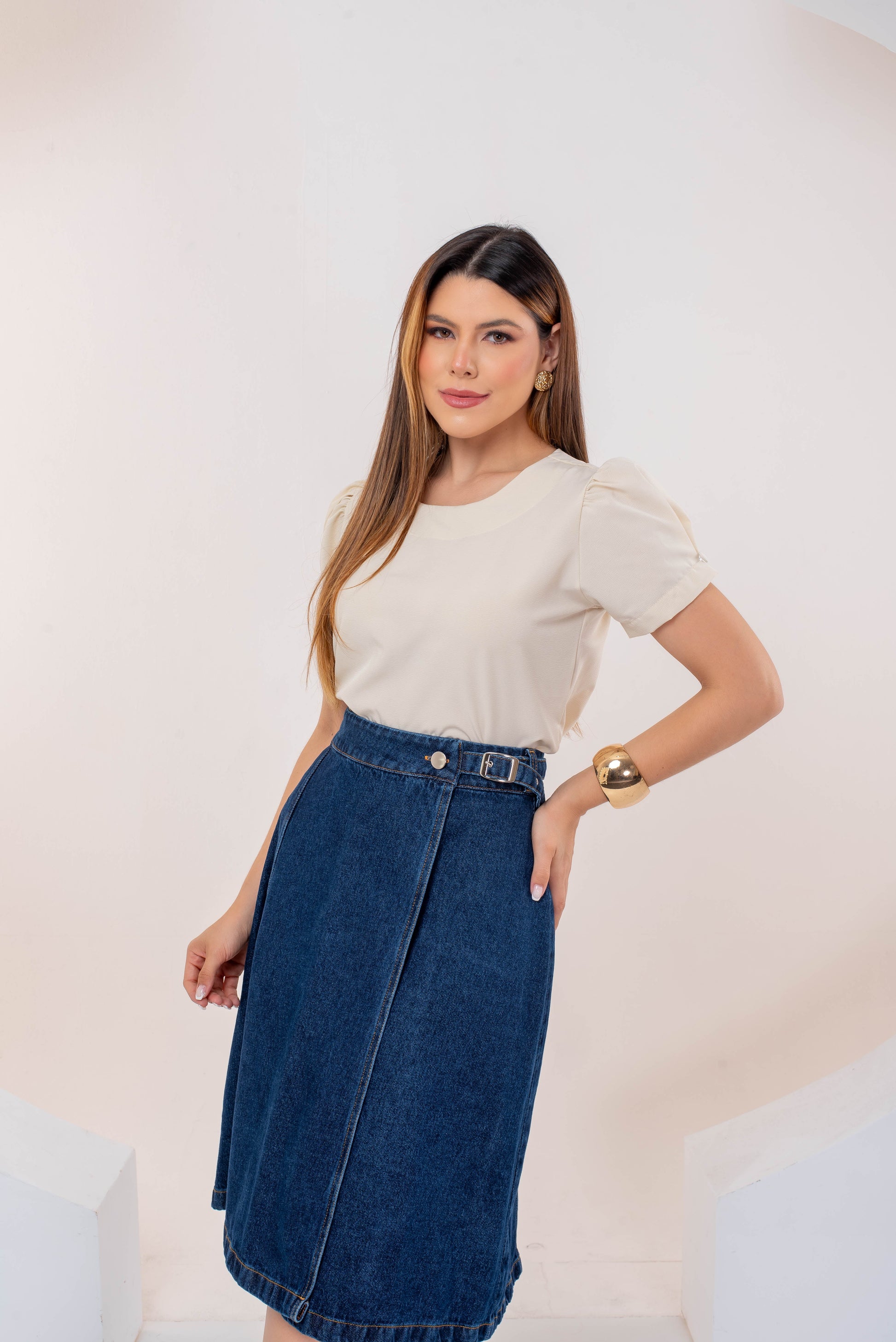 Saia Letícia Jeans Escuro – Saia Transpassada Midi com Fivela e Modelagem Evasê 