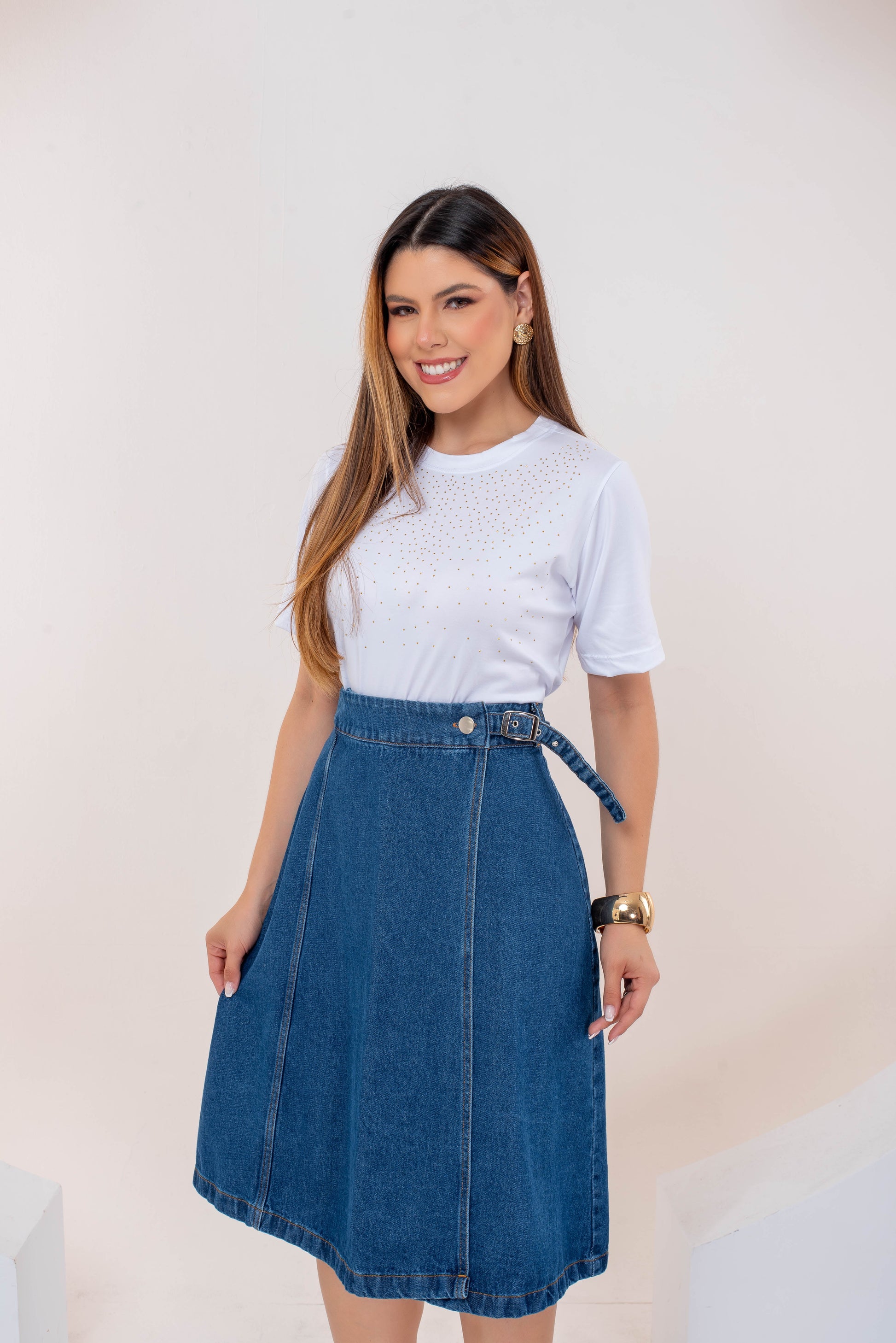Saia Letícia Jeans Médio – Saia Transpassada com Fivela e Modelagem Evasê 