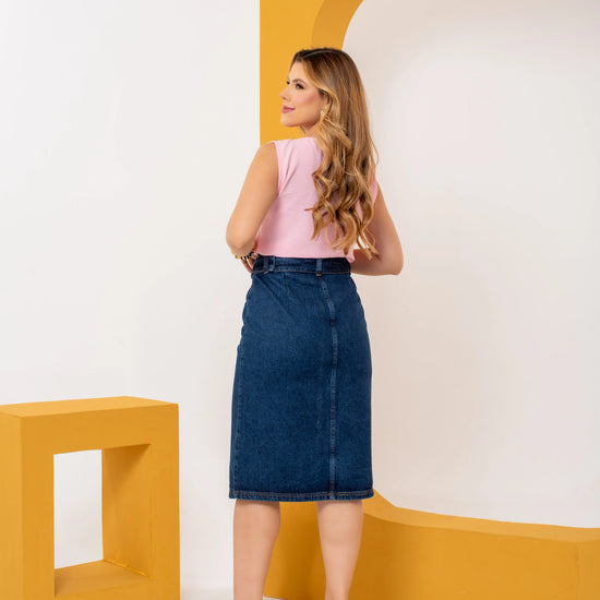 Saia Patrícia Jeans Escura – Saia com Cinto, Fenda Frontal e Modelagem Reta 