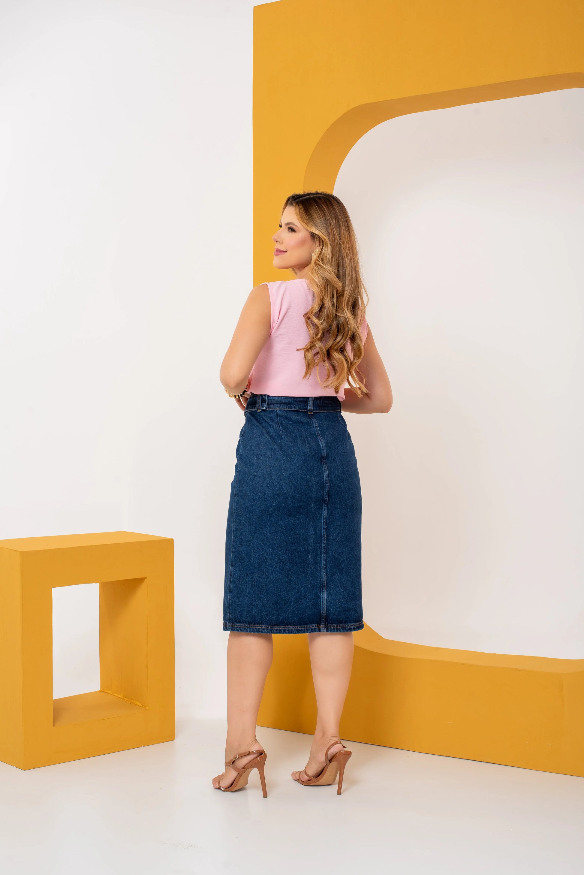 Saia Patrícia Jeans Escura – Saia com Cinto, Fenda Frontal e Modelagem Reta 