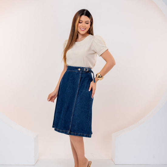 Saia Letícia Jeans Escuro – Saia Transpassada Midi com Fivela e Modelagem Evasê 