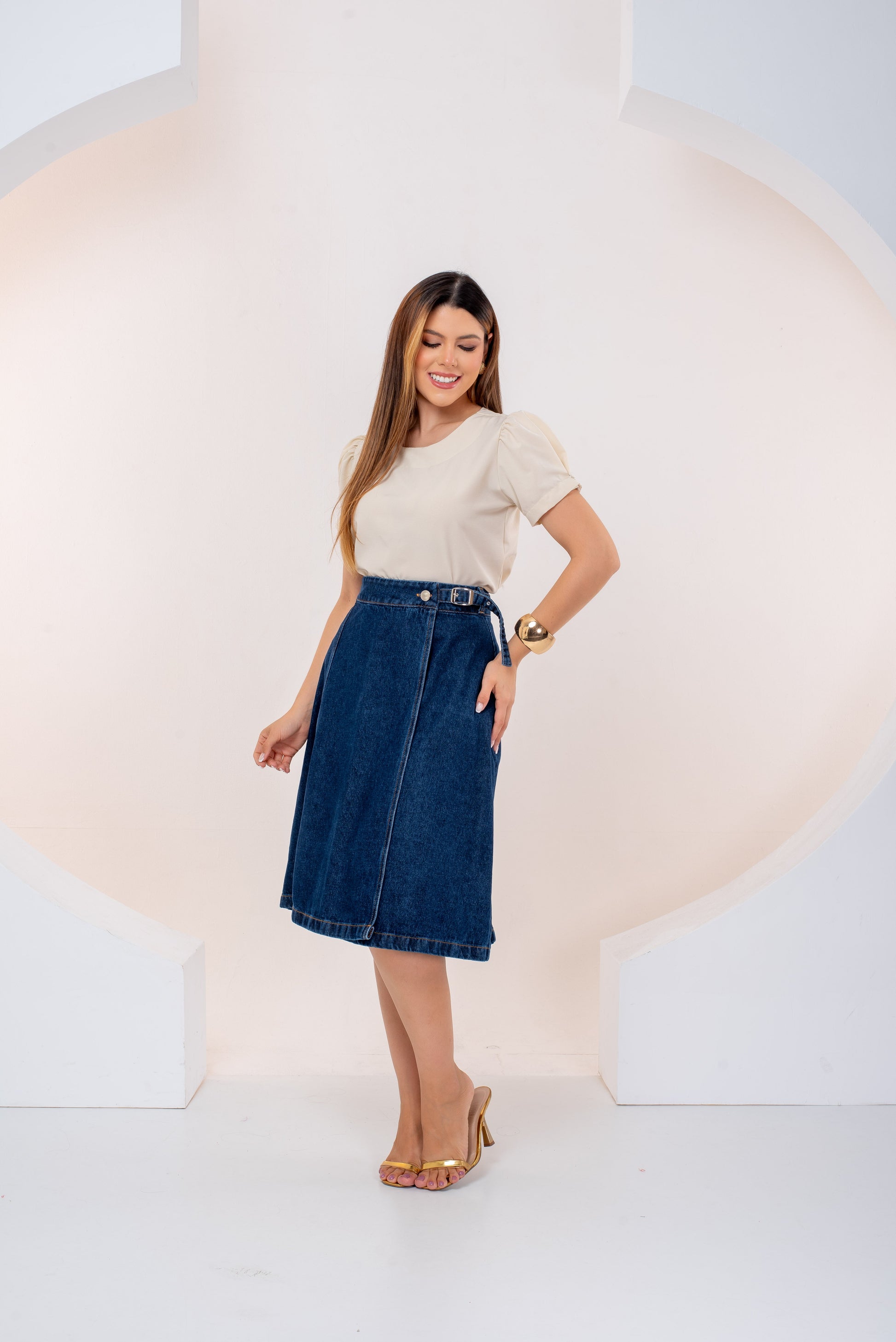 Saia Letícia Jeans Escuro – Saia Transpassada Midi com Fivela e Modelagem Evasê 