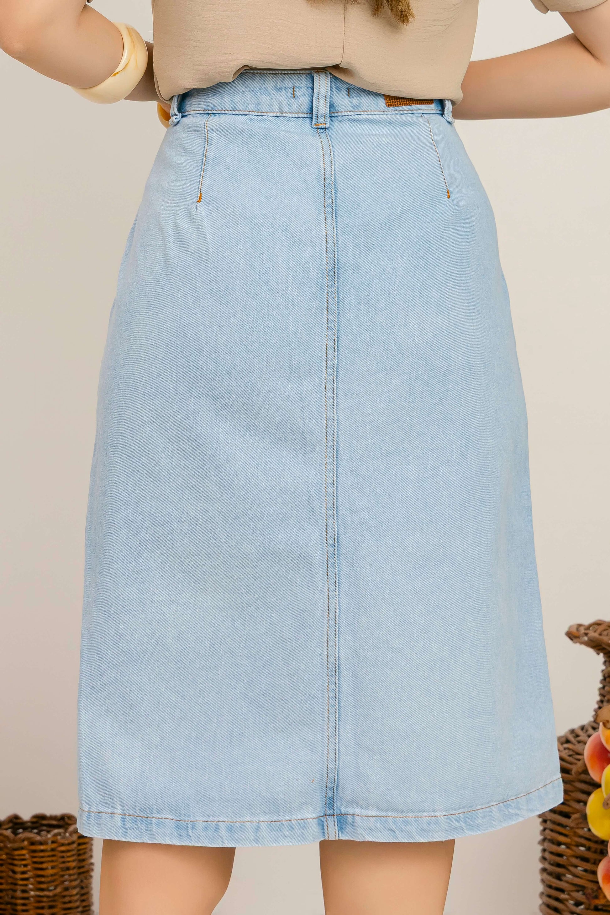 Saia Laís Jeans Midi – Saia Reta com Bolsos Utilitários e Abertura Frontal 
