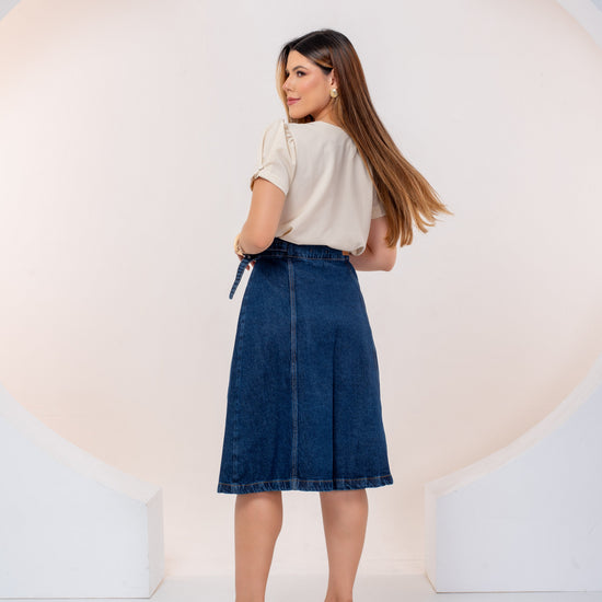 Saia Letícia Jeans Escuro – Saia Transpassada Midi com Fivela e Modelagem Evasê 