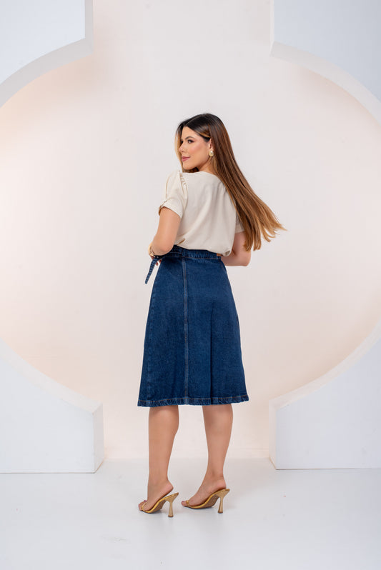 Saia Letícia Jeans Escuro – Saia Transpassada Midi com Fivela e Modelagem Evasê