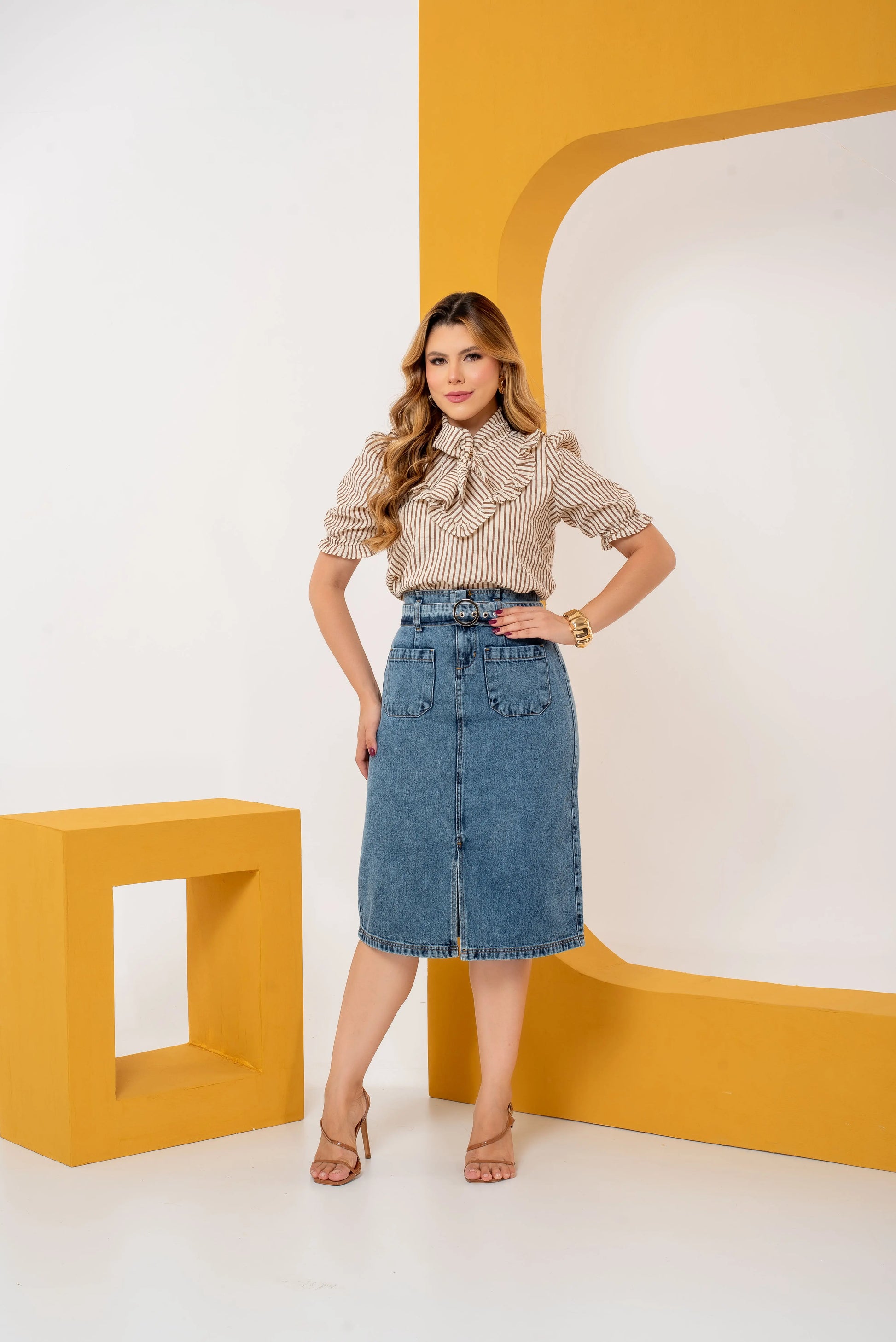 Saia Patrícia Jeans Midi com Cinto – Elegância e Estrutura que Valorizam a Silhueta 