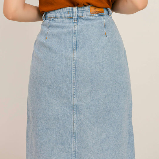 Saia Laís – Jeans Marmorizado Utilitário com Elegância 