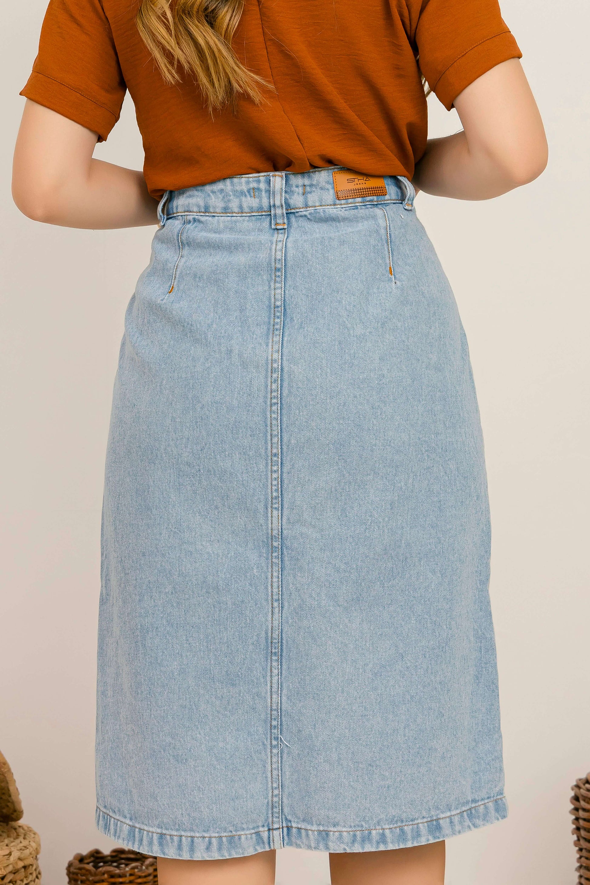 Saia Laís – Jeans Marmorizado Utilitário com Elegância 