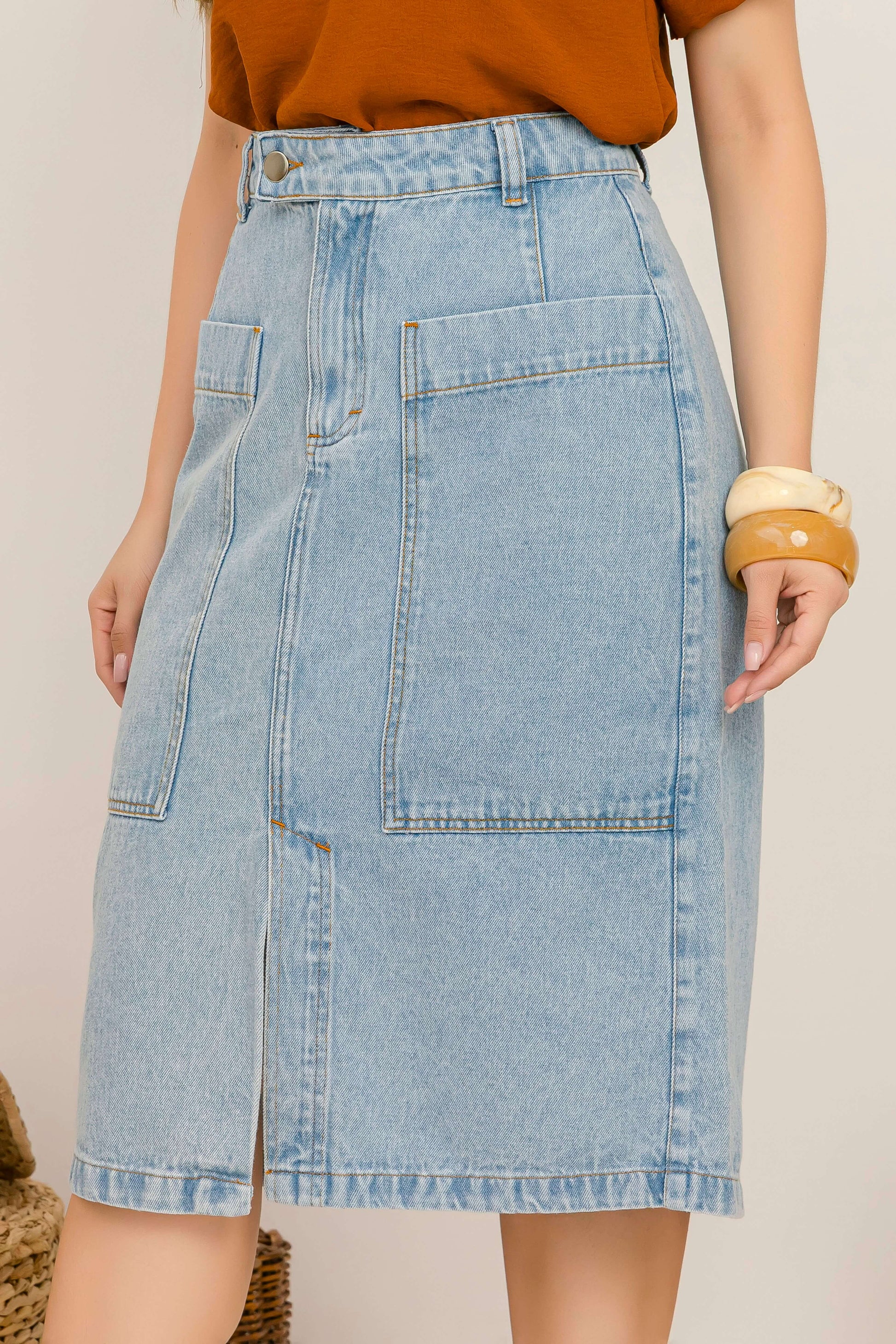 Saia Laís – Jeans Marmorizado Utilitário com Elegância 