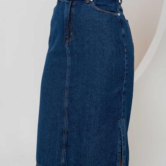 Saia Thaisa Azul Escura – Saia Jeans Midi com Fenda Lateral e Bolsos 