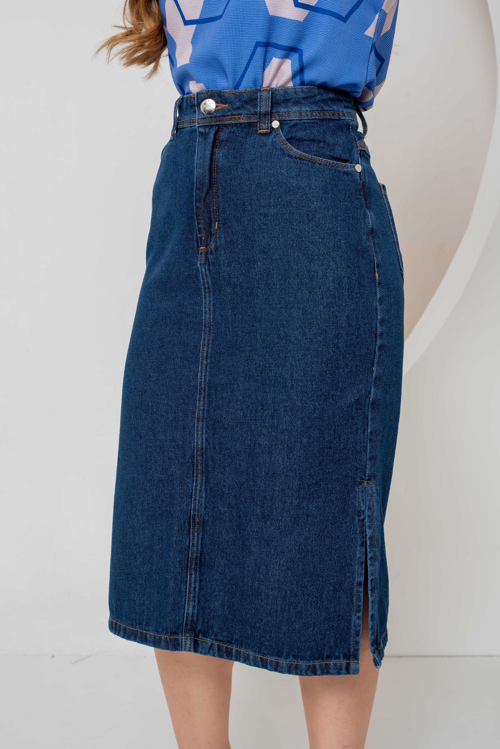 Saia Thaisa Azul Escura – Saia Jeans Midi com Fenda Lateral e Bolsos 