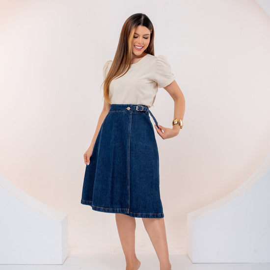 Saia Letícia Jeans Escuro – Saia Transpassada Midi com Fivela e Modelagem Evasê 