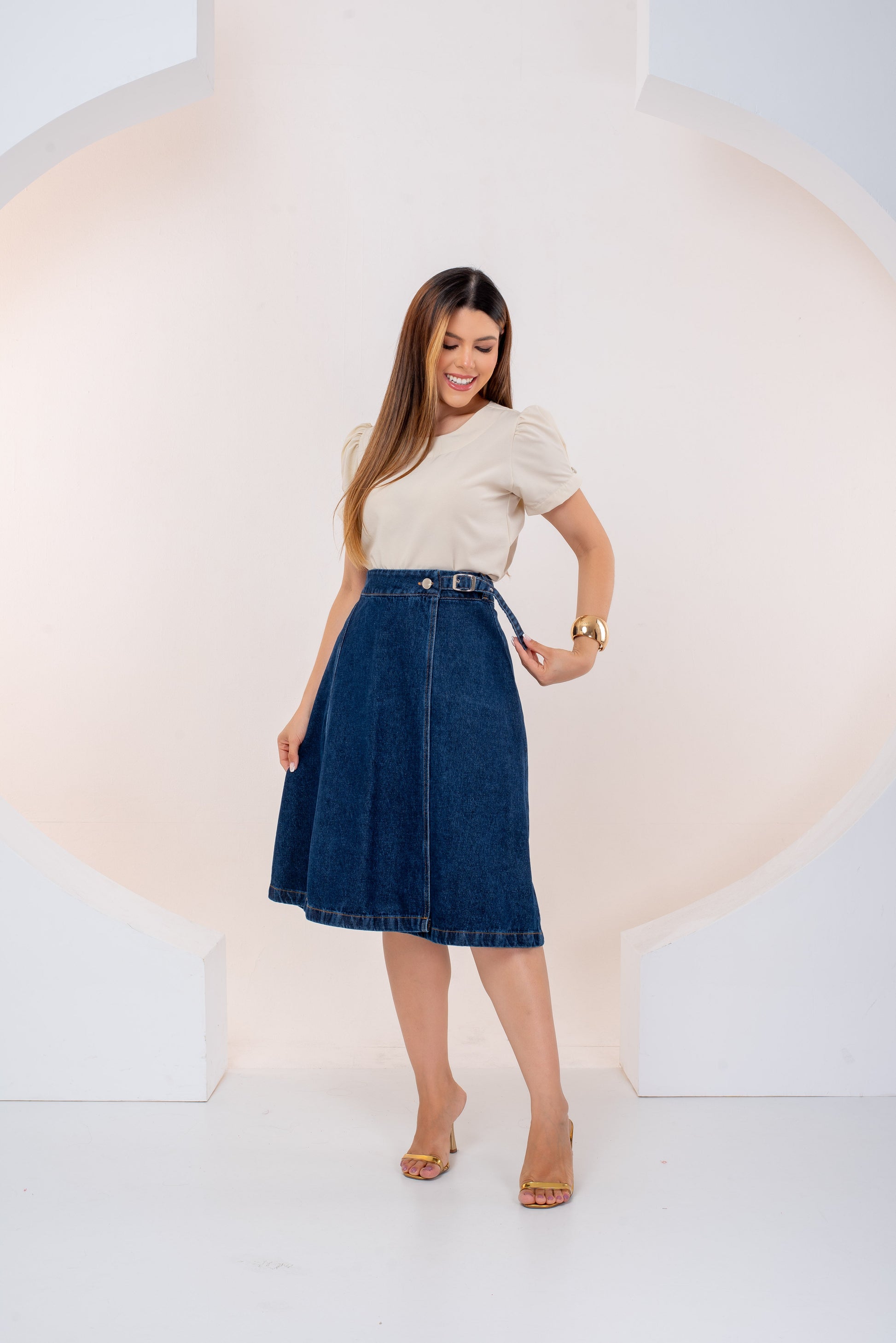 Saia Letícia Jeans Escuro – Saia Transpassada Midi com Fivela e Modelagem Evasê 