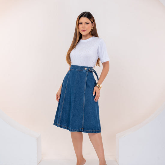 Saia Letícia Jeans Médio – Saia Transpassada com Fivela e Modelagem Evasê 