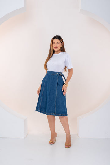 Saia Letícia Jeans Médio – Saia Transpassada com Fivela e Modelagem Evasê 