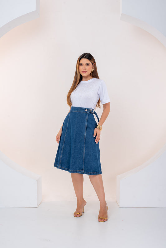 Saia Letícia Jeans Médio – Saia Transpassada com Fivela e Modelagem Evasê