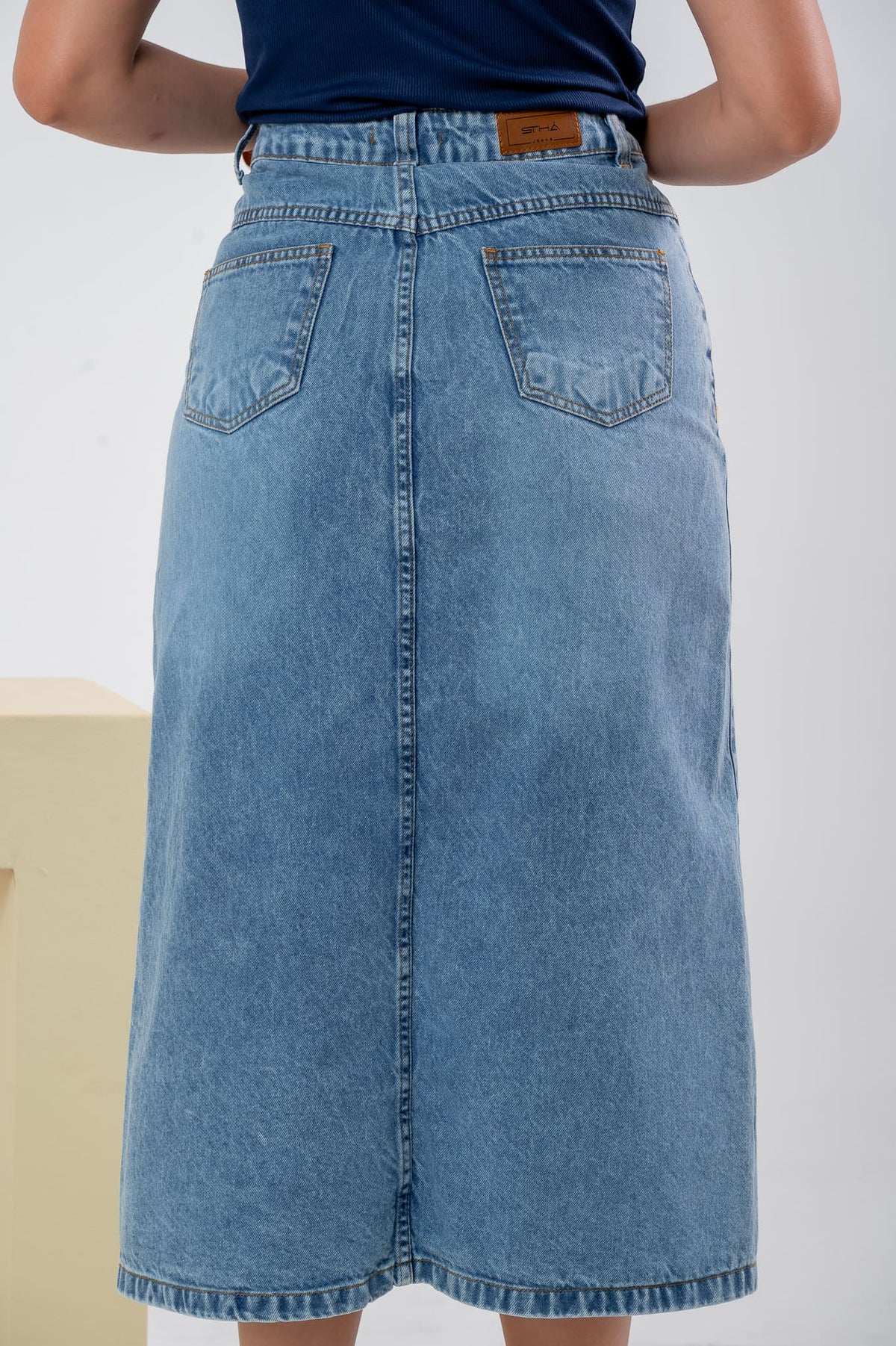 Saia Jeans Maxi Midi Jéssica Clara com fenda assimétrica - Sthá Jeans