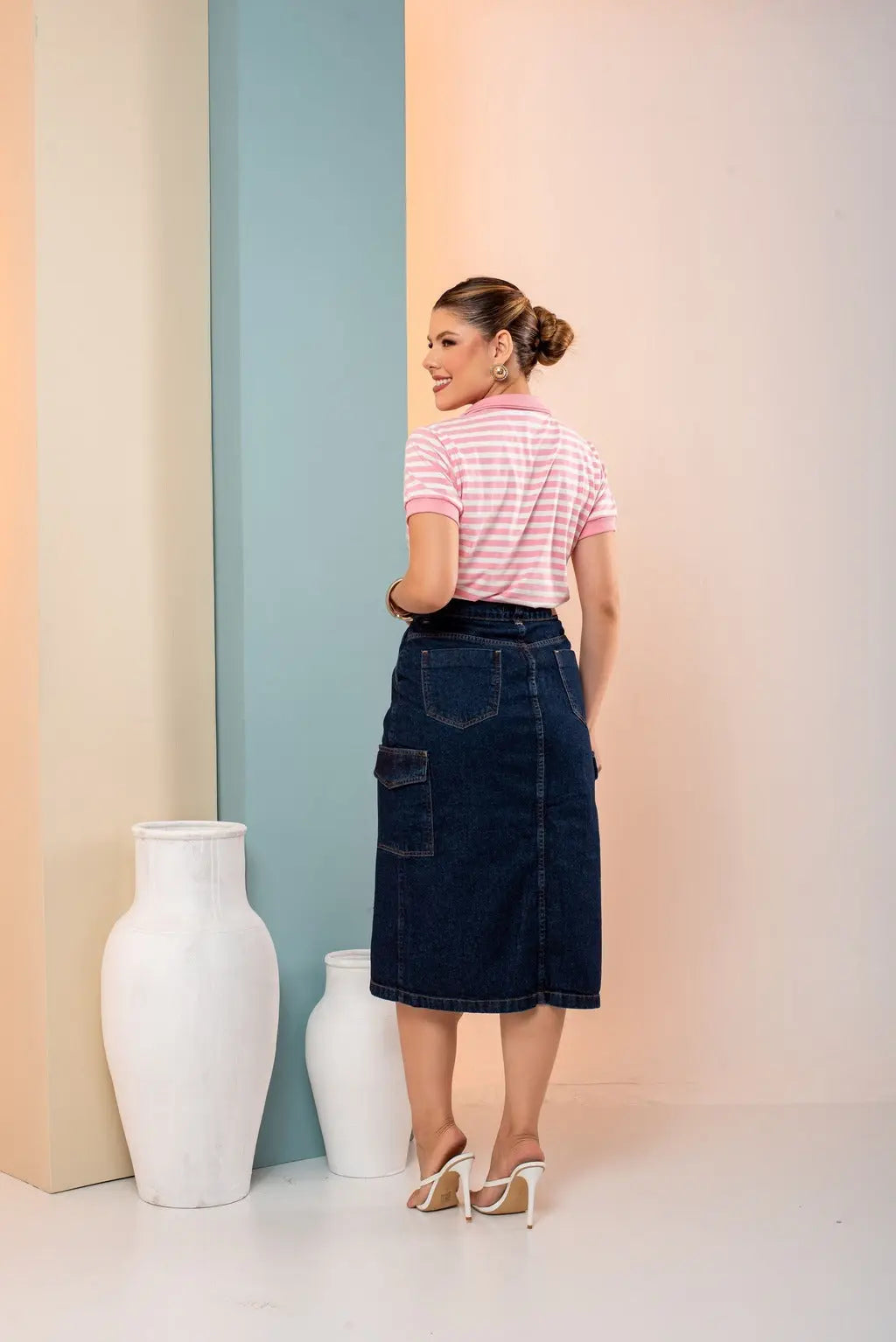 Saia Ana Cargo Maxi Midi Escura – Saia Jeans com Bolsos Laterais e Botões Frontais 