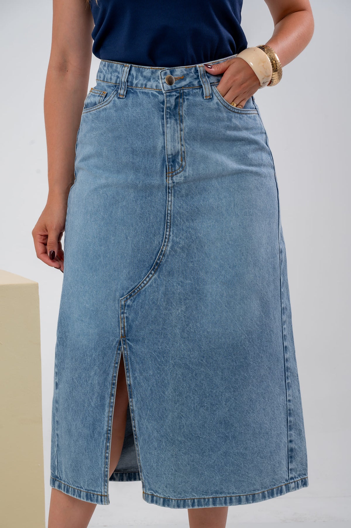 Saia Jeans Maxi Midi Jéssica Clara com fenda assimétrica - Sthá Jeans