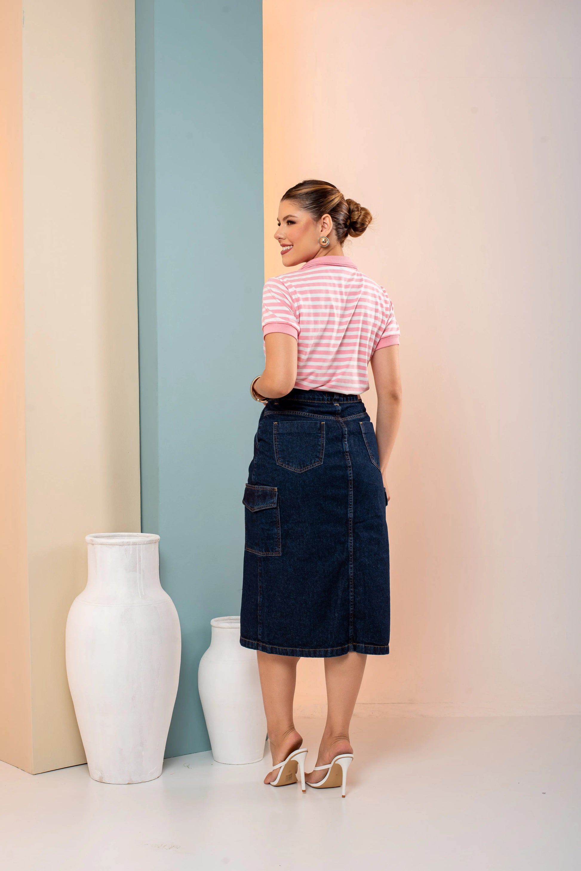 Saia Ana Cargo Maxi Midi Escura – Saia Jeans com Bolsos Laterais e Botões Frontais 