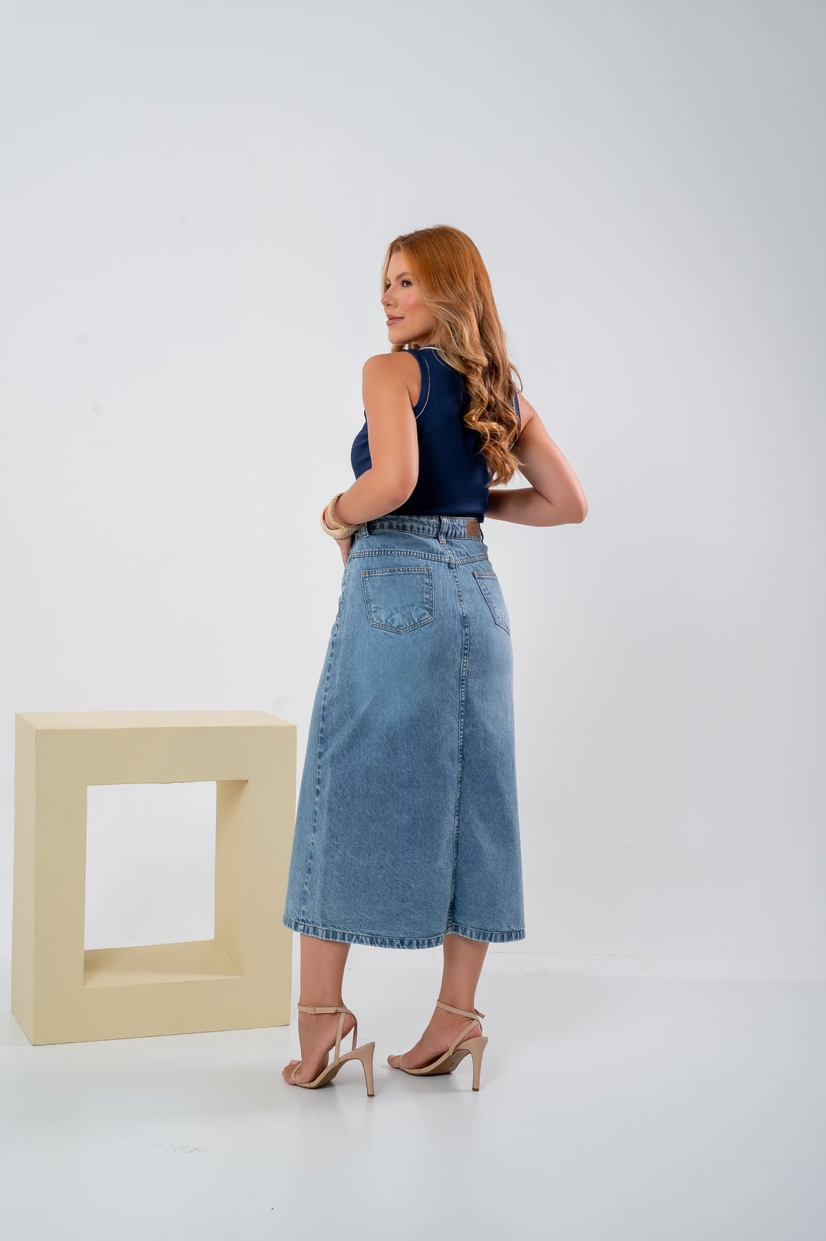 Saia Jeans Maxi Midi Jéssica Clara com fenda assimétrica - Sthá Jeans