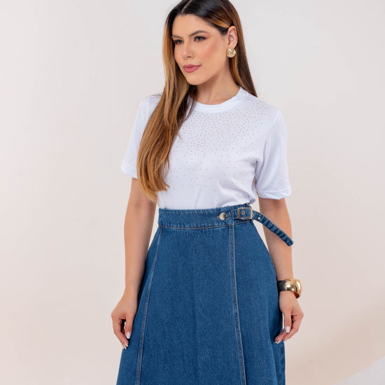 Saia Letícia Jeans Médio – Saia Transpassada com Fivela e Modelagem Evasê 