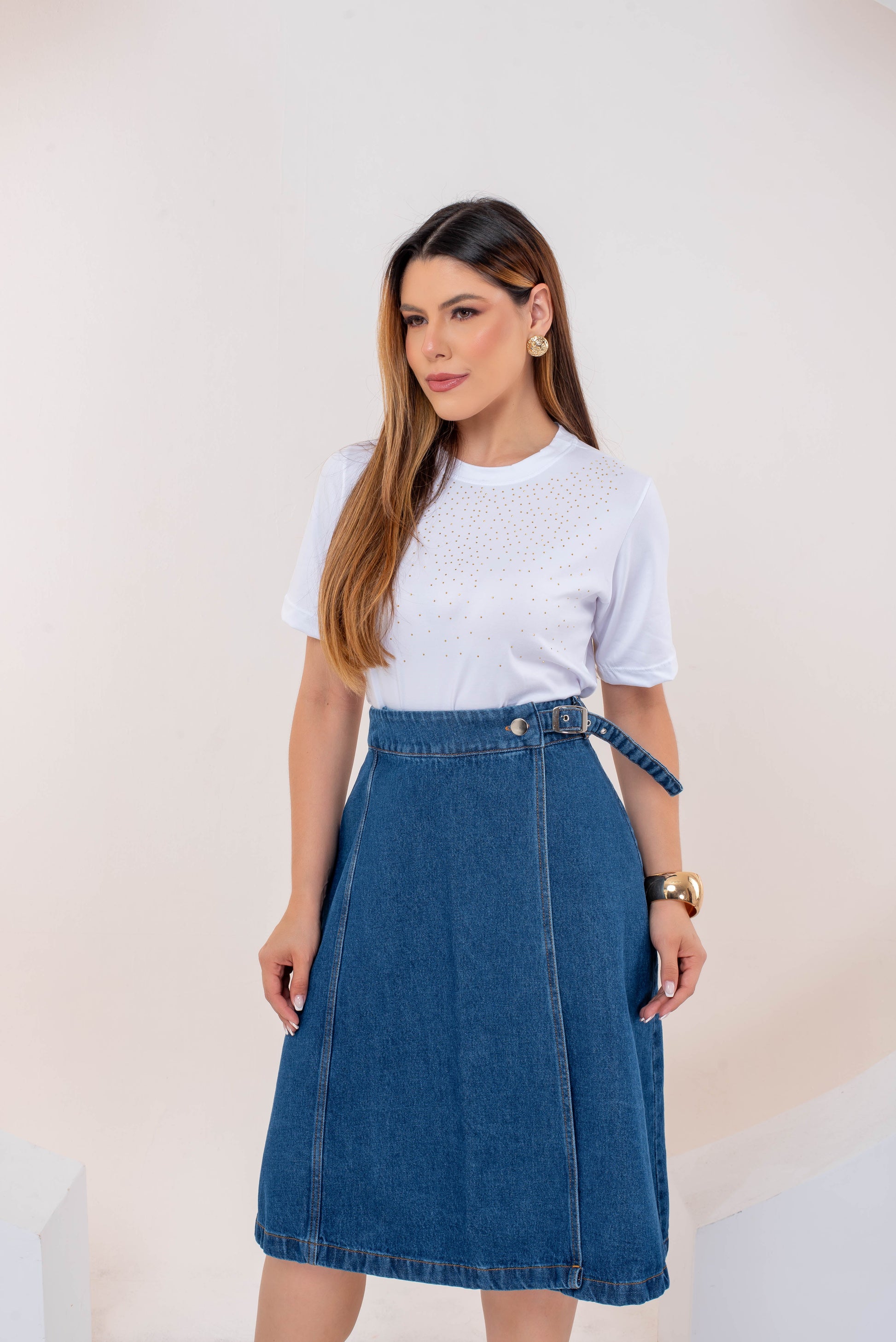 Saia Letícia Jeans Médio – Saia Transpassada com Fivela e Modelagem Evasê 
