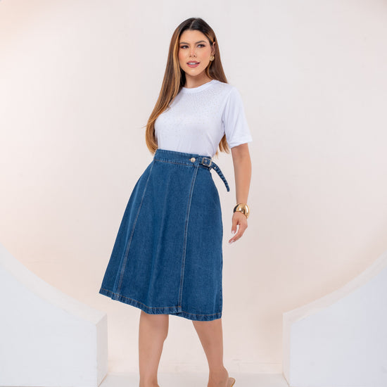 Saia Letícia Jeans Médio – Saia Transpassada com Fivela e Modelagem Evasê 