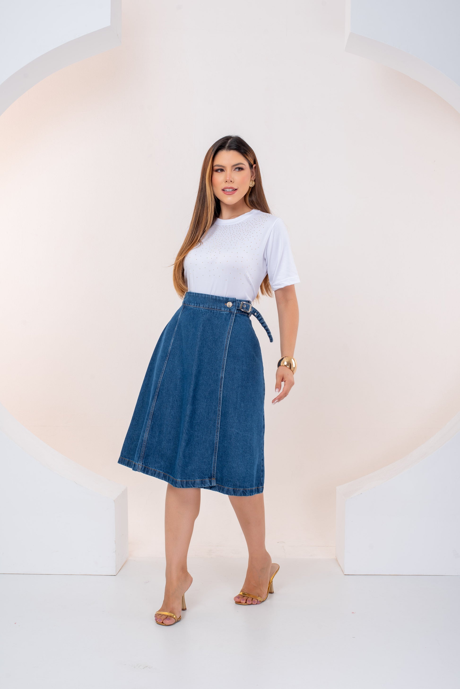 Saia Letícia Jeans Médio – Saia Transpassada com Fivela e Modelagem Evasê 