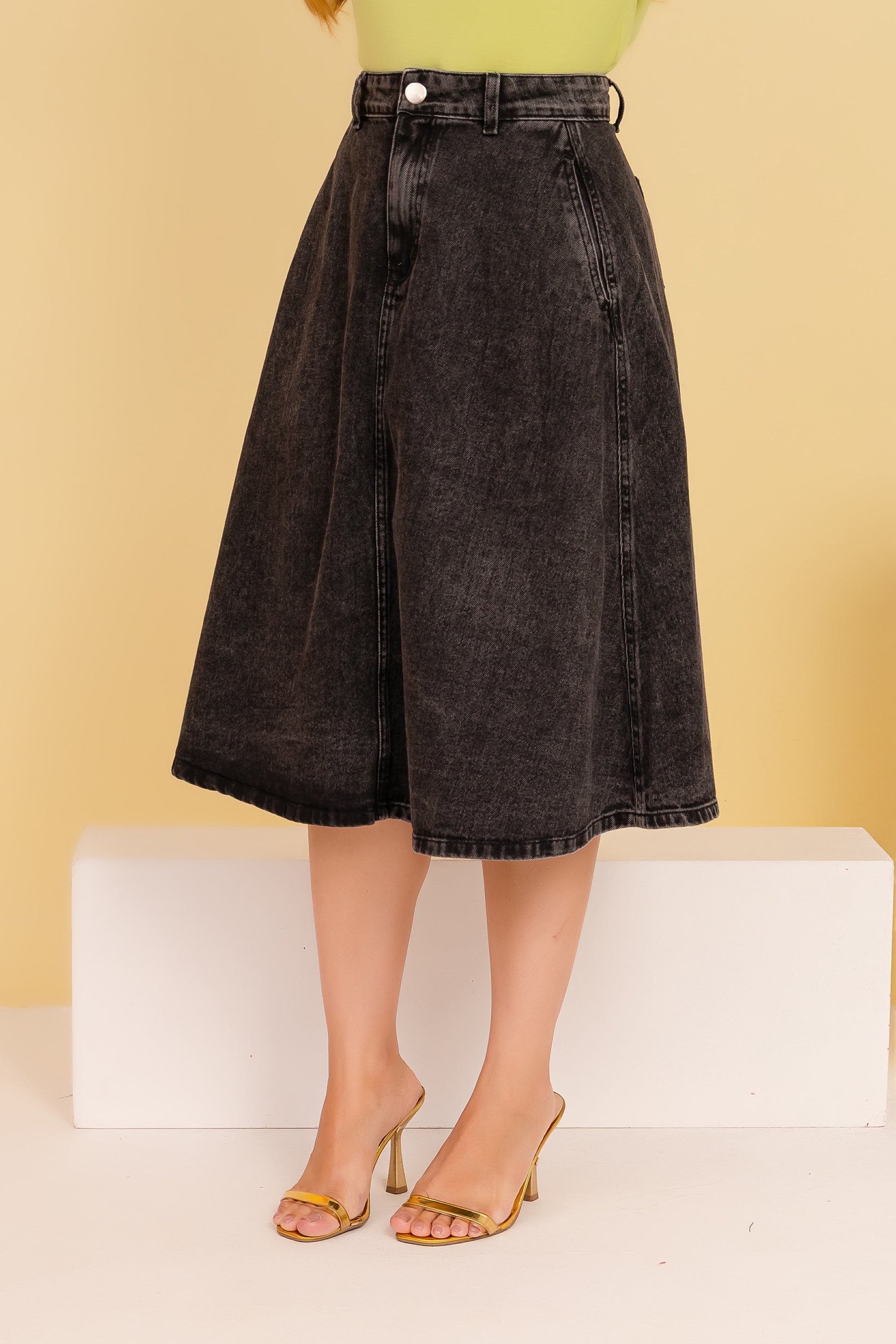 Saia Eliza Preto Stone – Saia Jeans Midi Evasê com Bolsos 
