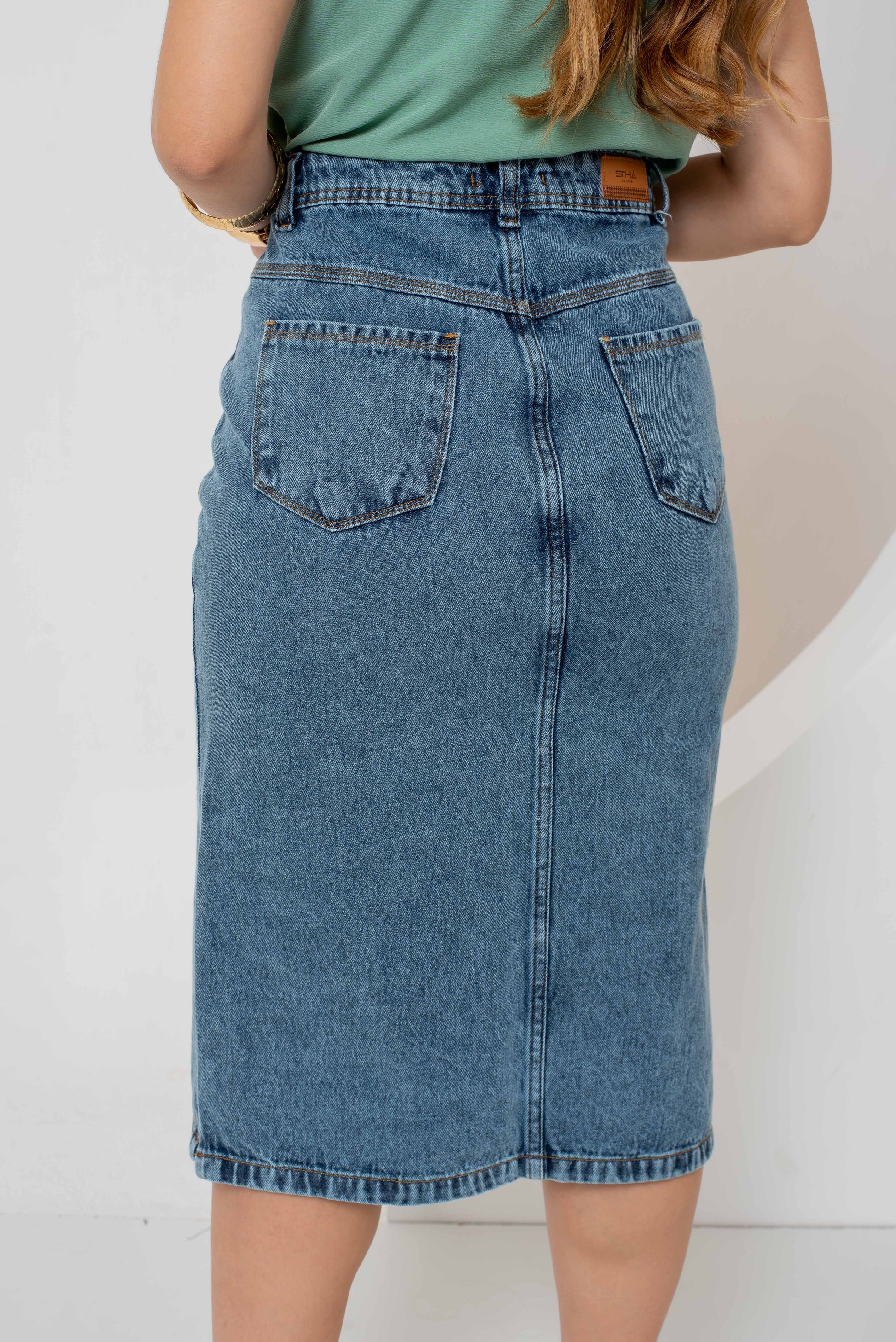 Saia Thaisa Azul Marmorizada – Saia Jeans Midi com Fenda Lateral e Bolsos 