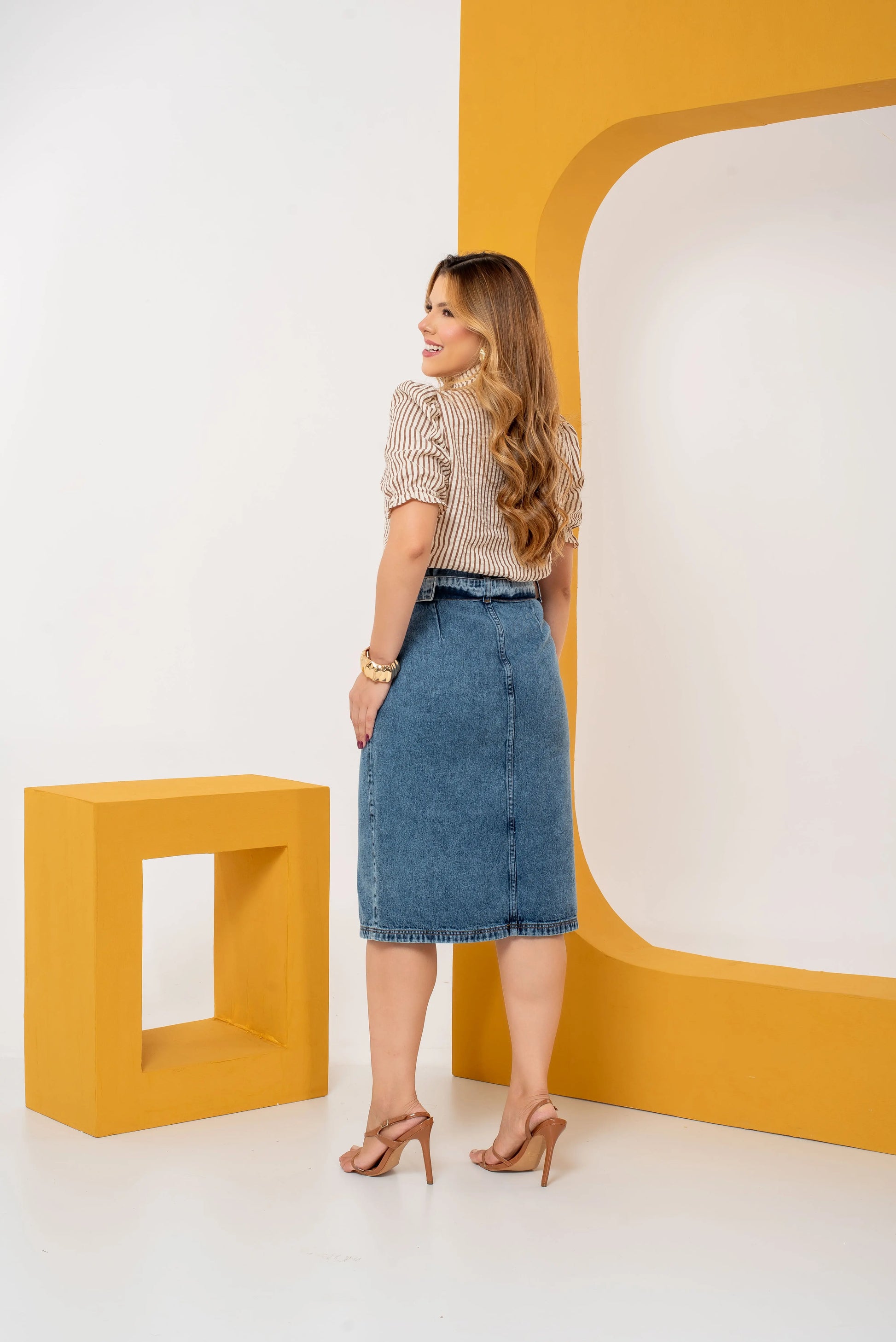 Saia Patrícia Jeans Midi com Cinto – Elegância e Estrutura que Valorizam a Silhueta 