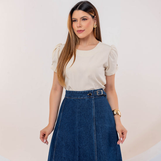 Saia Letícia Jeans Escuro – Saia Transpassada Midi com Fivela e Modelagem Evasê 