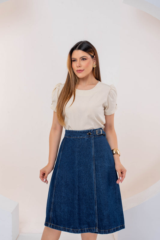 Saia Letícia Jeans Escuro – Saia Transpassada Midi com Fivela e Modelagem Evasê
