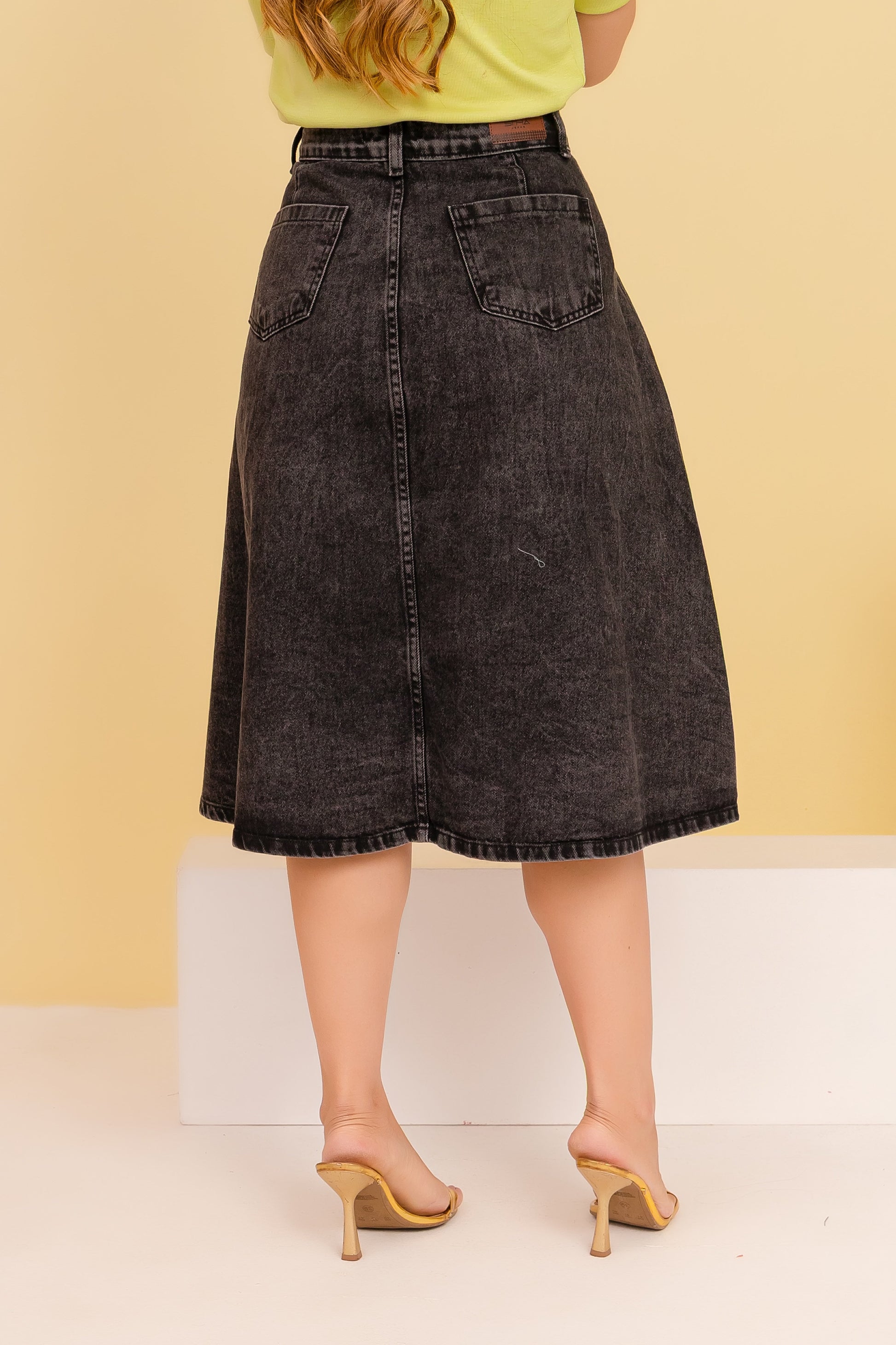 Saia Eliza Preto Stone – Saia Jeans Midi Evasê com Bolsos 